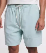 Bermuda casual de hombre color celeste, hecha en tela texturizada, con cintura elástica, cordón, bolsillo trasero con solapa y detalle de costura horizontal en las piernas.