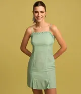 Vestido corto color verde agua, con breteles finos, escote recto con volados y falda con volado en el ruedo.