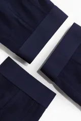 Pack de tres calzoncillos tipo trunk color azul marino, de punto elástico con costuras planas y cintura elástica.