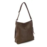Cartera negra de simil cuero con apertura superior con cierre. Tiene detalle frontal en costura, dos bolsillos internos, un bolsillo divisor en el forro y bolsillos laterales con cierre. Incluye correa larga regulable.