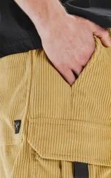 Bermuda cargo color arena de corderoy liviano, con bolsillos amplios con solapa, fuelle, detalles en cinta gross, elástico en la cintura y calce oversize.