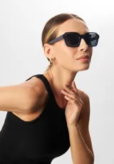 Lentes de sol Eco Shades modelo Romano con montura cuadrada azul traslúcido y lentes grises. Fabricados con acetato biodegradable y lentes de PMMA reciclado.