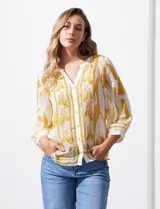 Blusa de gasa estampada, marca Figueroa & Flower. Tiene cuello a la base con escote en V, apertura central con botones y mangas largas ¾ amplias.