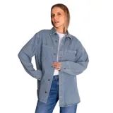 Chaqueta oversized de denim a rayas verticales azules y blancas, con cuello clásico, cierre frontal con botones metálicos, mangas largas con puños abotonados, dos bolsillos de parche en el pecho y bolsillos laterales.