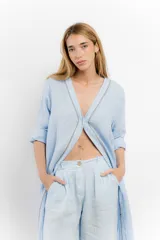 Túnica celeste de lino con bordados en el frente y mangas largas.