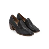Zapato mocasín de cuero con estampado reptil, taco de madera y suela de goma.