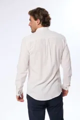 Camisa de lino a rayas, color beige, con cuello mao y corte slim.