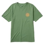 Remera verde con estampado de una flor en el pecho.