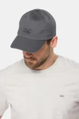 Gorra de béisbol azul marino de lona con visera curva y logo bordado en el frente.
