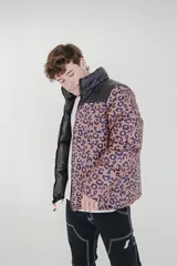 Campera puffer con estampado animal print color marrón y negro, cuello alto y cierre frontal con cremallera.