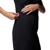 Vestido corto negro sin mangas, con cuello alto y cierre frontal con cremallera bidireccional. Tiene cintura elástica, bolsillos laterales y bolsillo en el pecho con cierre. Confeccionado con tejido que protege del sol y repele las manchas.
