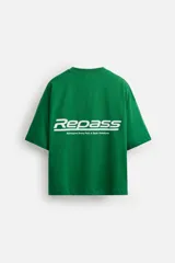 Camiseta verde con corte relaxed fit, cuello redondo y manga corta. Presenta una banda combinada con tejido de red en delantero y espalda, y estampaciones a contraste en el frente.