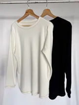 Remera de morley con costuras visibles, en colores blanco y negro.