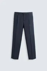 Pantalón de vestir azul marino, de corte recto, con bolsillos laterales y traseros. Se ajusta a la cintura con botón y cierre.