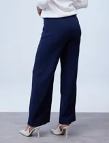 Pantalón negro de pierna ancha, marca Zac & Rachel. Pretina ancha con aplique de botones y bolsillos simulados con tachas.