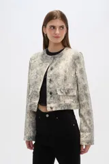 Chaqueta corta de algodón con estampado animal print en tonos grisáceos, cuello redondo, cierre frontal con botones a presión, bolsillos de parche en el pecho y corte recto.