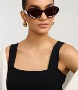 Top cropped sin mangas, color negro, con escote cuadrado y breteles anchos. Tejido acanalado de viscosa y poliamida.