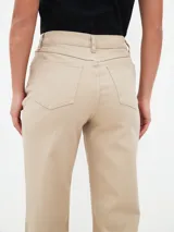 Pantalón jean de corte recto color verde oliva, con tiro alto y bolsillos delanteros y traseros.