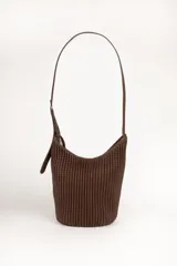 Cartera tipo tote bag color negro con textura acanalada vertical y asa de hombro ajustable.