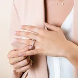 Anillo de plata 925 con circonias engarzadas en la mitad superior.