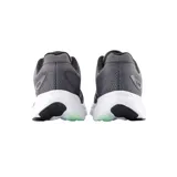 Championes de running New Balance modelo 680 V8, color gris con detalles en negro y blanco. Presentan el logo "N" en plateado y suela Fresh Foam blanca con detalles en verde.