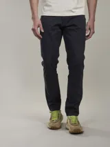 Pantalón negro de calce comfort confeccionado en tejido sateen con algodón y spandex. Terminación peach touch y teñido garment dye.