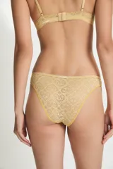 Bombacha tipo vedetina de encaje blanco con diseño de corazones, confeccionada en mezcla de poliamida y elastano con forro de algodón.