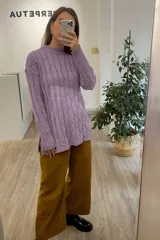 Sweater tejido color lila con cuello alto y diseño trenzado.