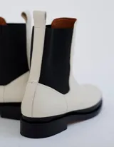 Bota Chelsea color crema de cuero vacuno, con elástico lateral negro, suela de cuero y taco de 2,5 cm. Hecha a mano en Argentina.