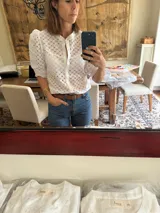 Camisa blanca con bordado calado, mangas 3/4 abullonadas y cuello mao.