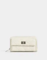 Billetera negra de cuerina con diseño acolchado, formato fichero, bolsillo frontal con broche y botón, cierre superior circundante y monedero interno con cierre.