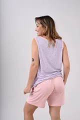 Pijama sin mangas con estampado de flores en tonos lilas, acompañado de pantalones cortos rosas.