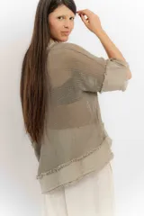 Blusa blanca calada de hilo, corte crop y diseño canchero.