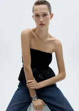 Top negro palabra de honor con corte peplum y falda de lentejuelas.
