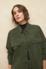 Sobrecamisa engomada color marrón, con textura lavada y botones a tono.