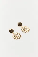 Aros colgantes dorados con forma de flor y cierre de tuerca.