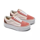 Zapatillas Vans Old Skool Stackform, color beige con detalles en marrón y naranja, con plataforma blanca.