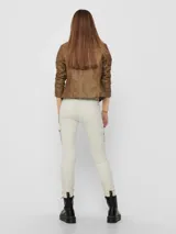 Chaqueta marrón de cuero sintético con corte biker, cierre asimétrico con cremallera, cuello con solapas y tachas decorativas.