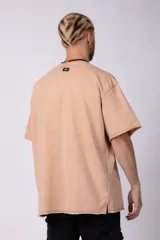 Remera marrón de algodón rústico con corte oversize, mangas cortas y costuras al corte.