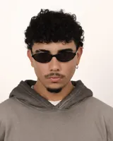 Lentes de sol negros con marco de pasta, forma ovalada y lentes polarizados con protección UV400.