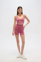 Short deportivo gris con cintura alta acanalada y corte ajustado al cuerpo.