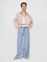 Pantalón de jean celeste claro, corte ancho, tiro medio y estilo baggy.