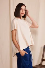 Remera color crema de cuello redondo y corte recto.