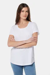 Remera azul de algodón y poliéster, de corte recto, cuello redondo y manga corta.