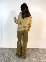 Pantalón marrón de pana con corte recto, tiro alto y cinturón con hebilla forrada.