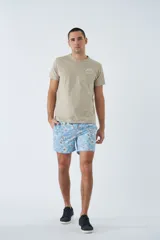 Short de baño celeste con estampado de flores blancas, cintura elástica con cordón ajustable, dos bolsillos laterales, un bolsillo trasero, suspensor interno y logo bordado.