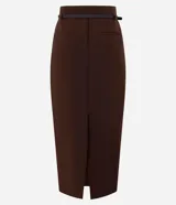 Pollera midi color marrón chocolate, de corte recto y tiro alto. Incluye cinturón fino con hebilla redonda y detalle de encaje en la parte trasera.