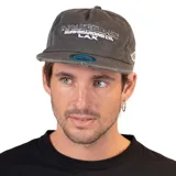 Gorro snapback gris oscuro con logo de la marca bordado en blanco en el frente.