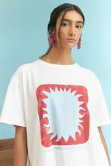 Remera blanca de algodón con estampado de un sol en el centro.