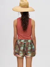 Musculosa crop de algodón, color azul grisáceo, con tejido acanalado (rib) y cuello redondo. Presenta un pequeño logo bordado en el centro del pecho.